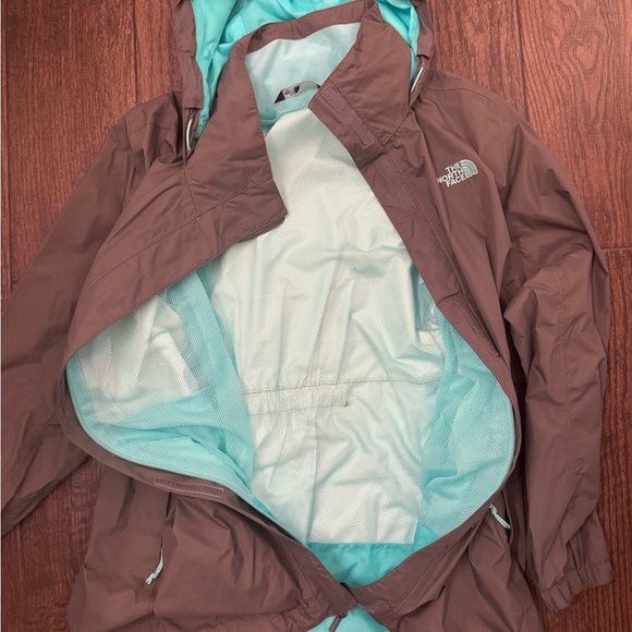 The North Face women’s wind breaker - Picture 2 of 2
